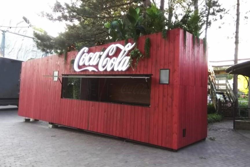 Custom red 20 foot coca cola bar container for any event, festival and party for the service of alcohol. Advertise company logo and colours with ContainerID